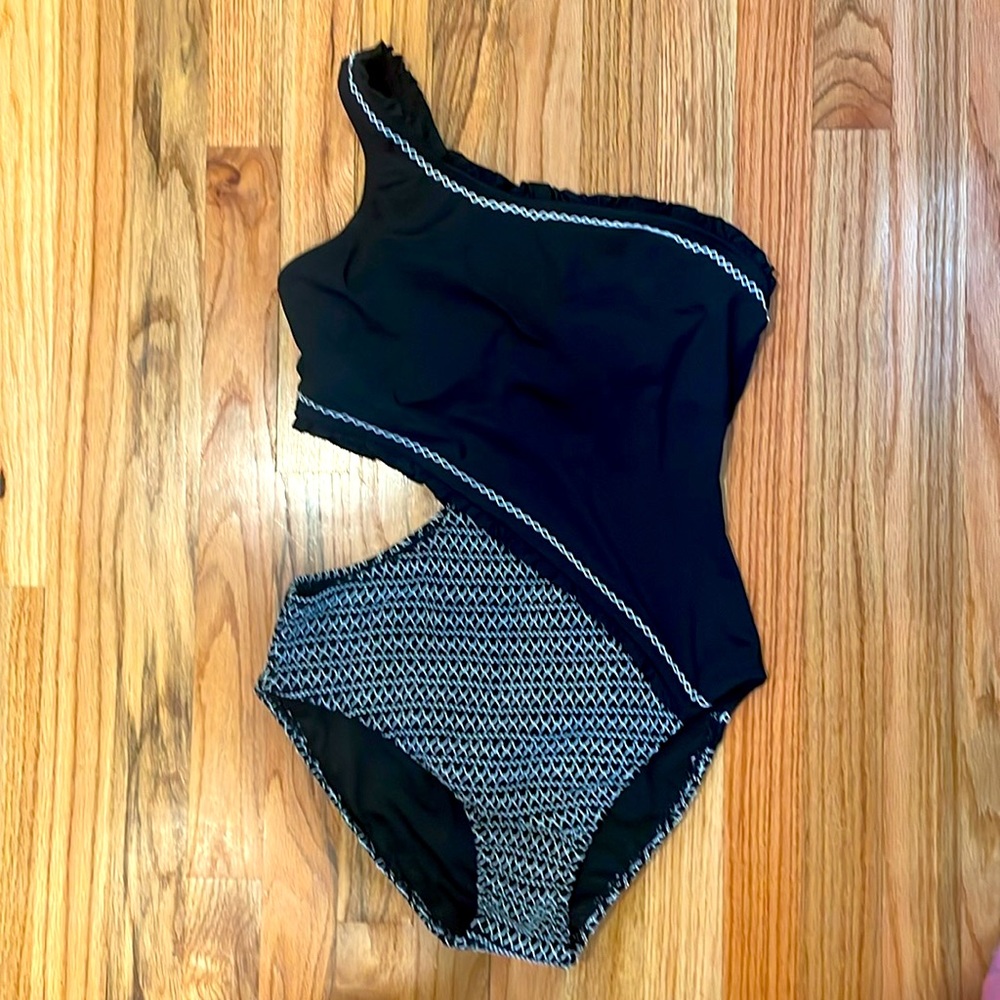 Ambrielle bathing suit size large